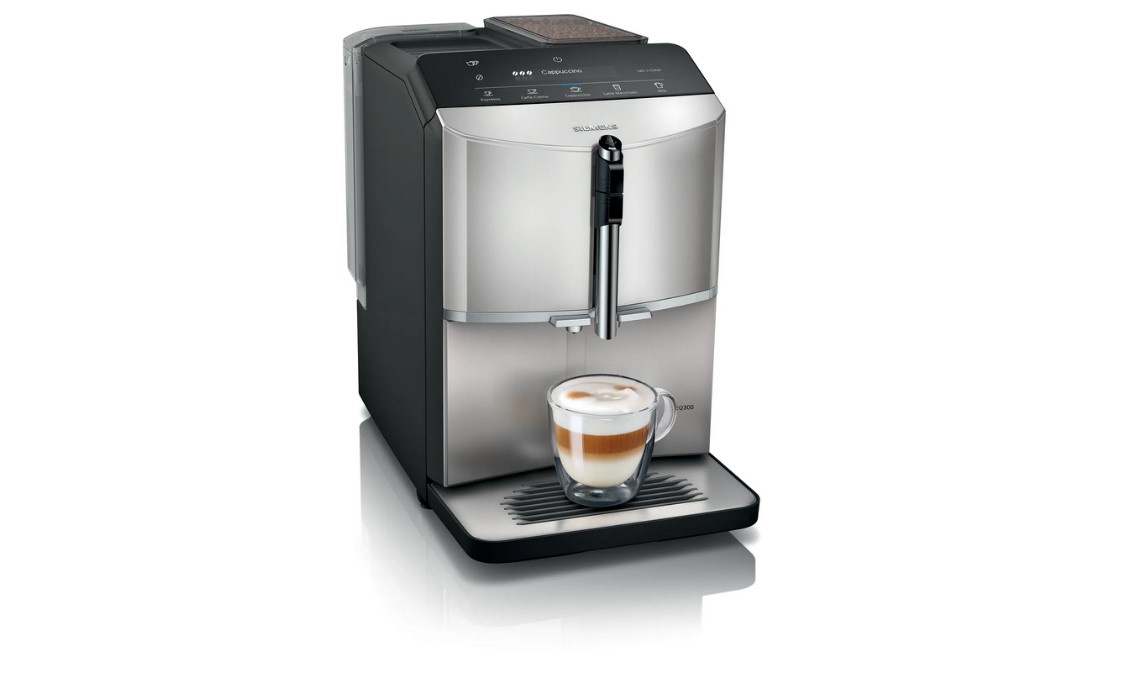 Siemens - Kaffeevollautomat EQ300 | silver metallic | TF303E07 Kaffeevollautomat Silber mit frisch gebrühtem Cappuccino auf der Abstellfläche