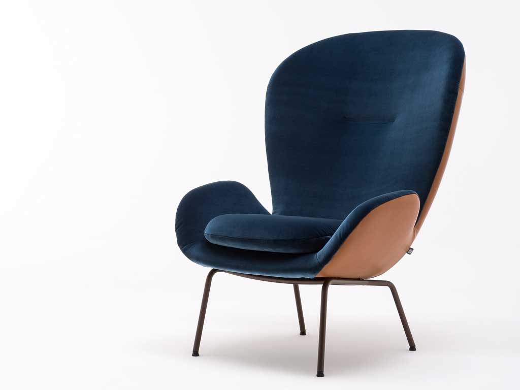 Rolf Benz 594 - Hochlehnsessel | zweifarbig Eleganter blauer Sessel mit hoher Rückenlehne und braunen Akzenten vor weißem Hintergrund