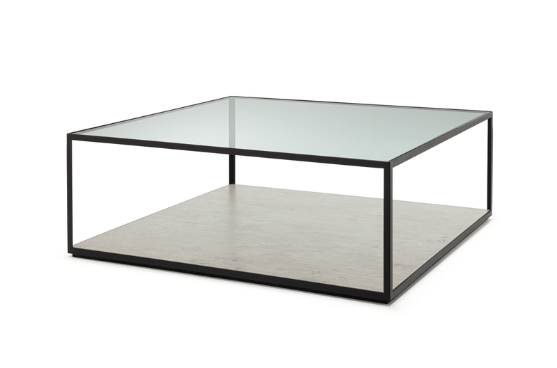 Moderner Couchtisch mit quadratischer Glasplatte, schwarzem Metallrahmen und hellem Unterboden
