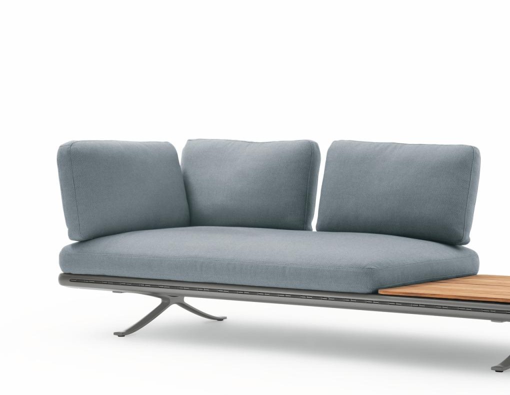 Detailaufnahme einer Loungegarnitur mir brauner Ablage und Sitzkissen in blau