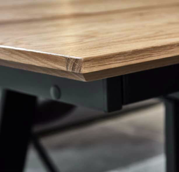 tischecke holz mit schwarzem metallgestell