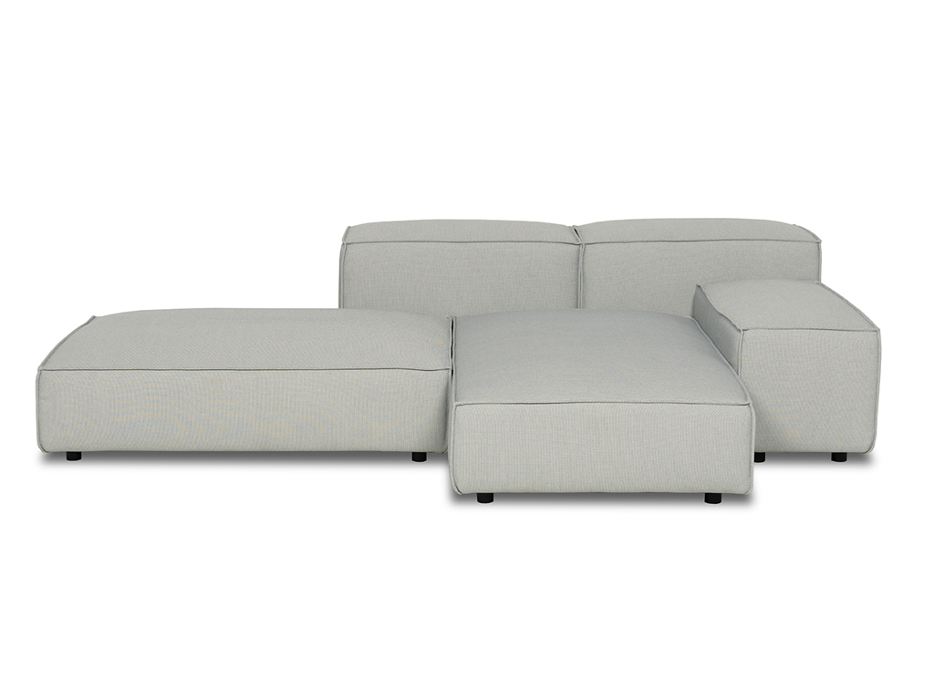 Ein hellgraues, modulares Outdoor-Sofa, das aus vier Elementen besteht: zwei niedrigen Sitzmodulen und zwei höheren Rückenelementen. Das Sofa ist auf einem weißen Hintergrund arrangiert.