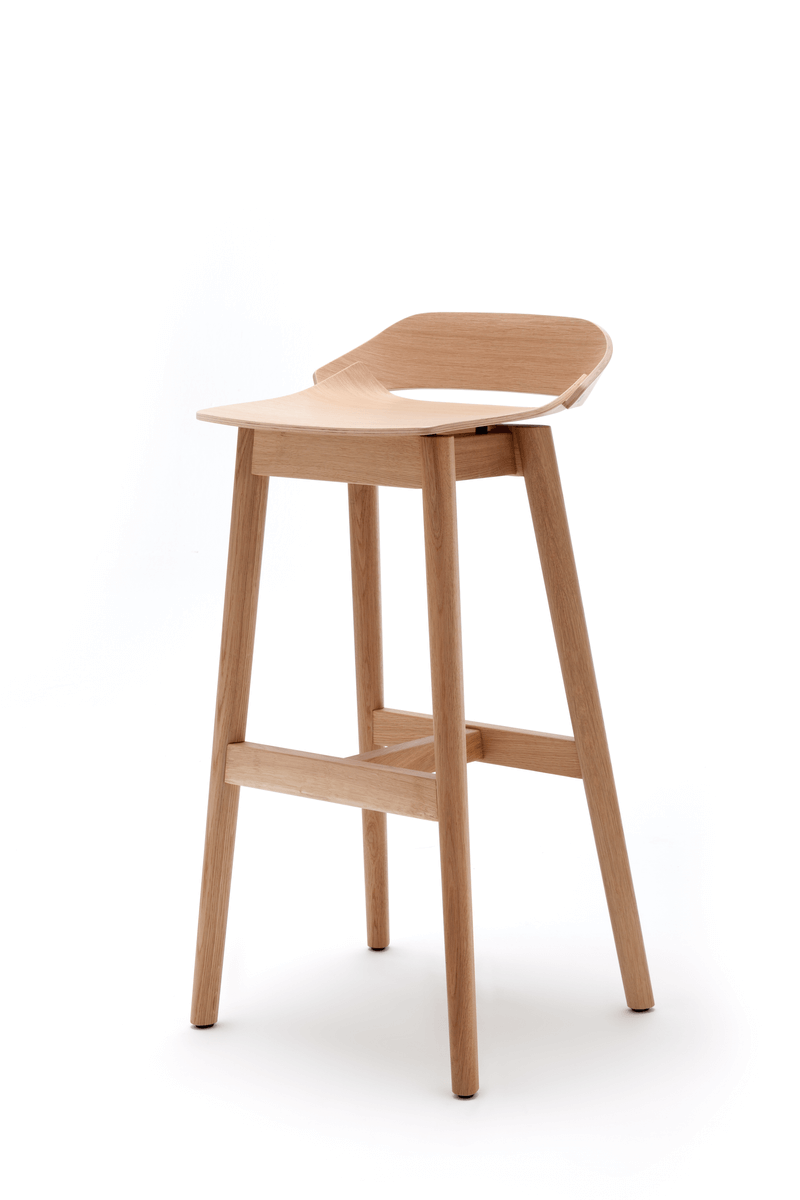 Ein stilvoller Holz-Barhocker mit minimalistischer Silhouette und komfortabler Rückenlehne