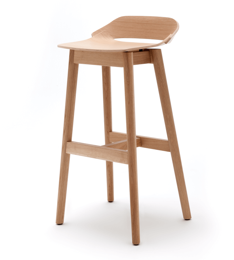 Ein stilvoller Holz-Barhocker mit minimalistischer Silhouette und komfortabler Rückenlehne