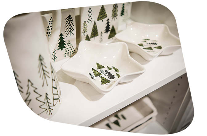 Weihnachtsgeschirr mit Tannenbäumen