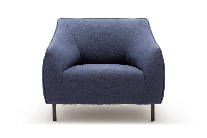 Ein eleganter, blauer Sessel mit modernem Design, ideal für zeitgenössische Wohnräume.