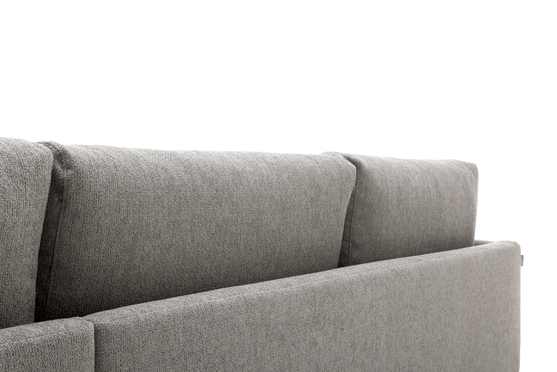 Rückansicht eines grauen Sofas mit strukturiertem Stoff und Kissen
