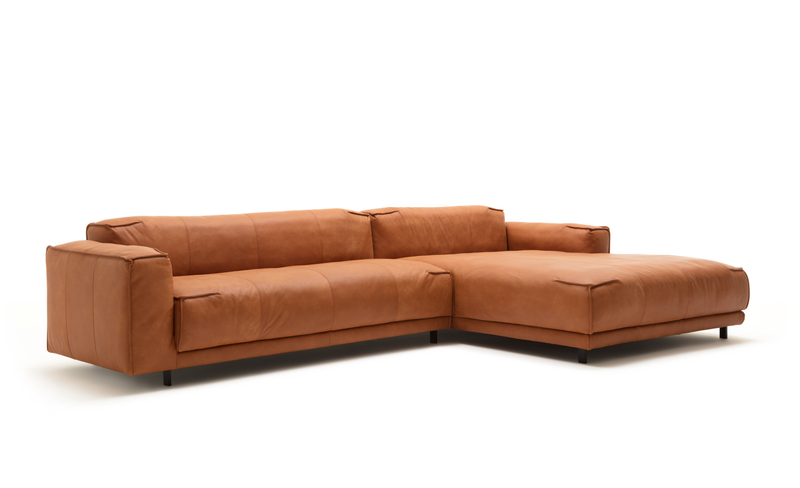freistil Rolf Benz 136 - Polstergarnitur | B: ca. 321 cm Großes modernes Ecksofa aus braunem Leder auf weißem Hintergrund
