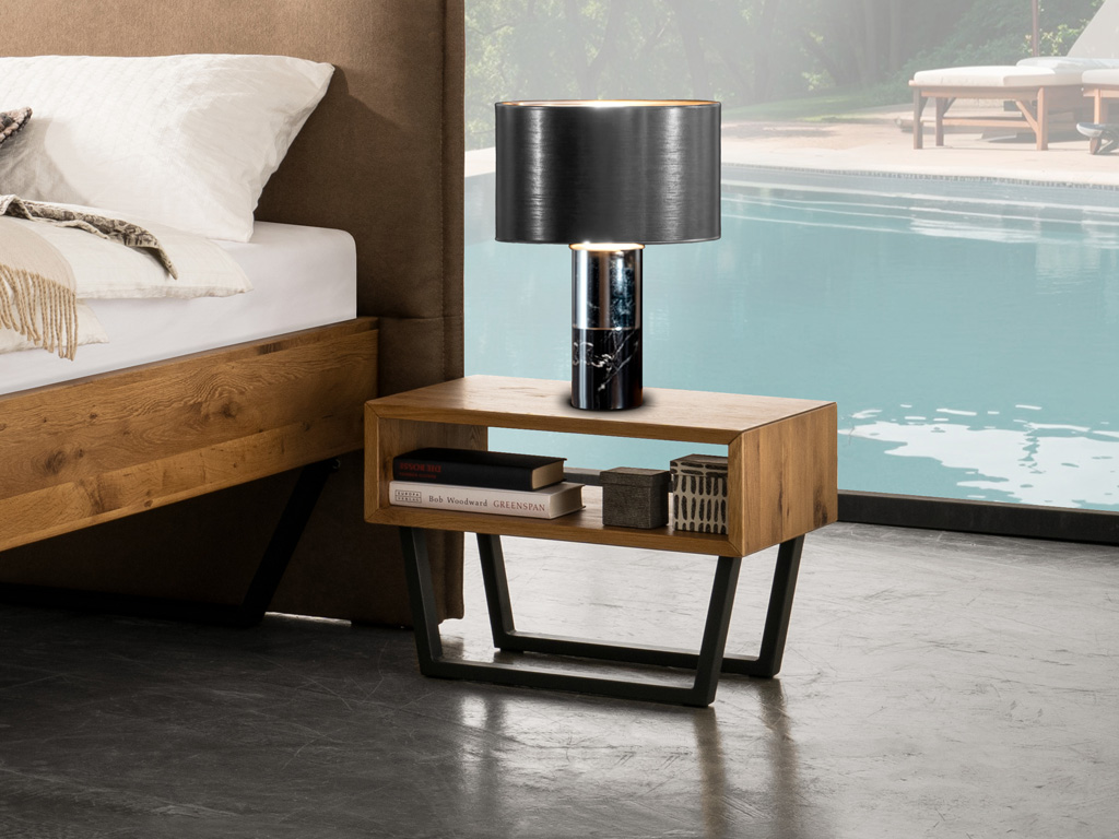 brauner Nachttisch auf schwarzen Kufen und in Form eines offenen Faches stilvoll dekoriert in einem freundlichen zimmer im hintergund hinter dem fenster ein pool Jose von Hasena