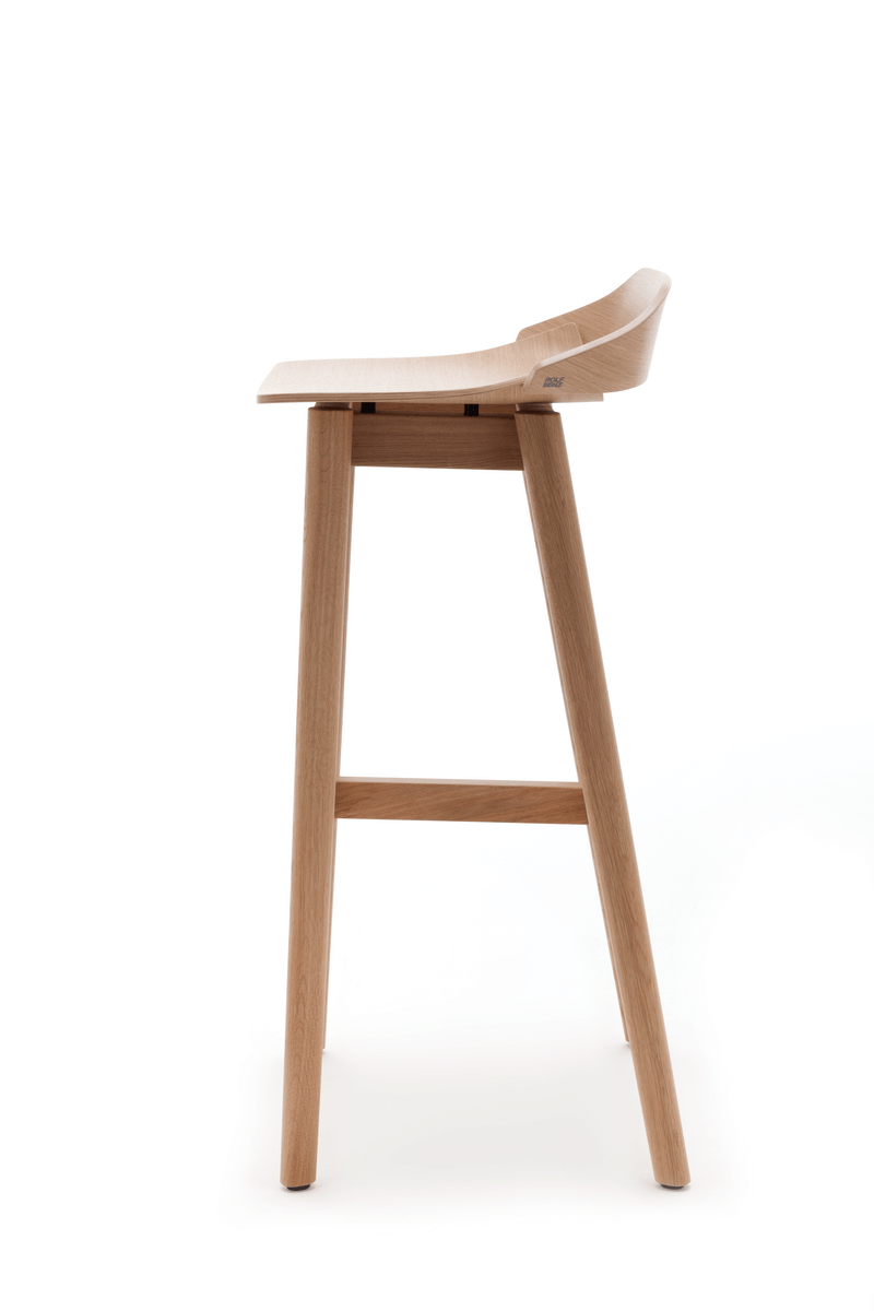 Seitliche Ansicht eines modernen Barhockers aus hellem Holz mit elegantem Design