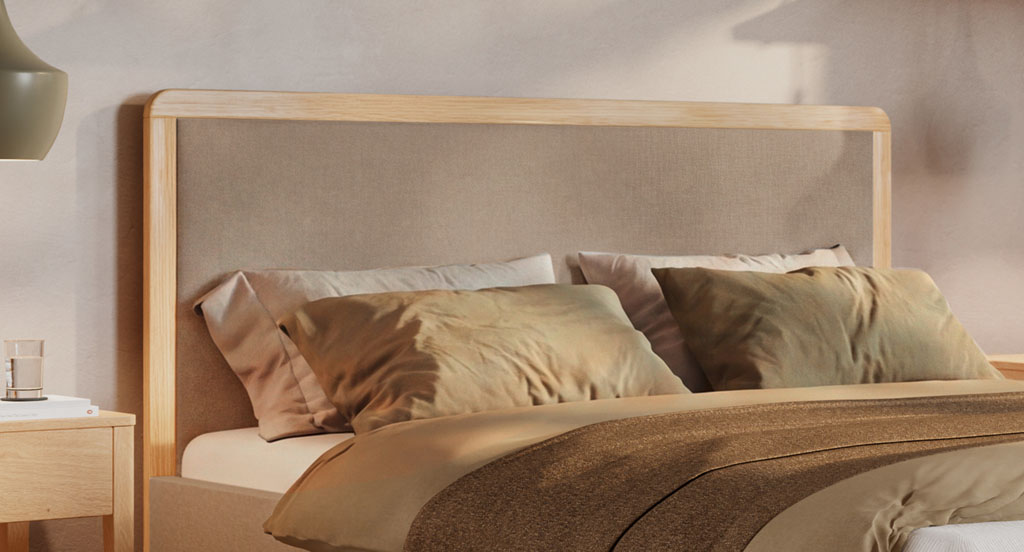 Nahaufnahme des sandfarbenen Polsterkopfteils mit edler Holzumrandung in hellem Eichenholz in einem modernen Schlafzimmer (KI-generiert)