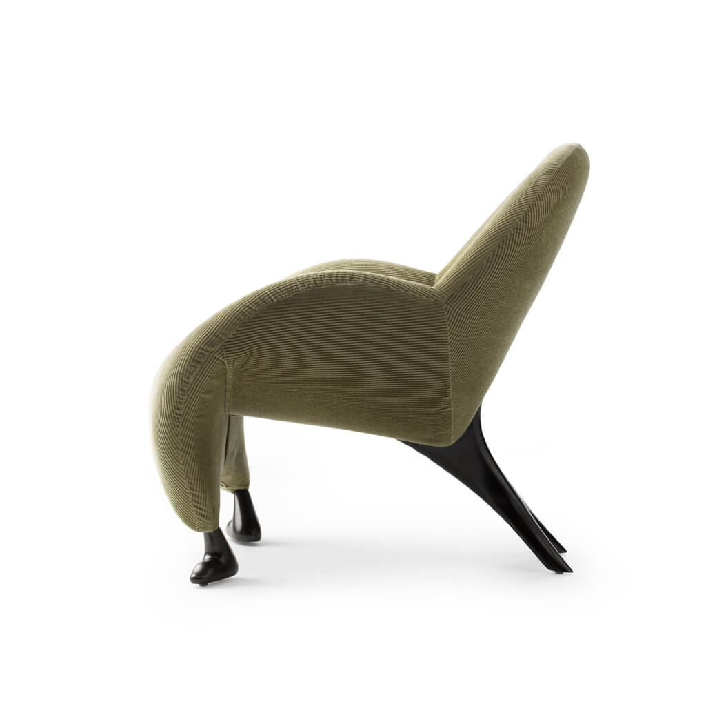 Moderner grüner Sessel mit stilvollem Design und schwarzem Fuß aus der Seitenansicht