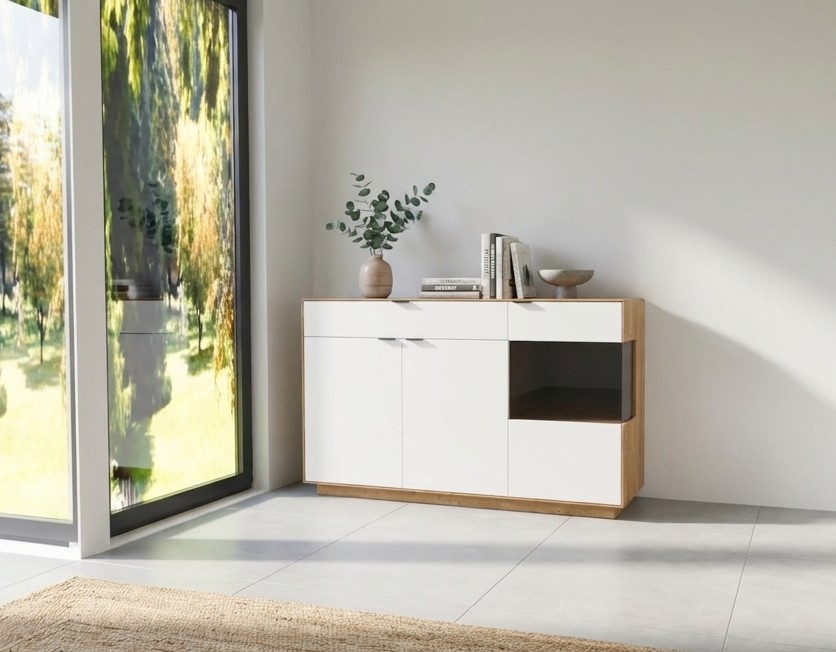 modernes weiß braunes Sideboards stilvoll dekoriert in einem hellen Zimmer