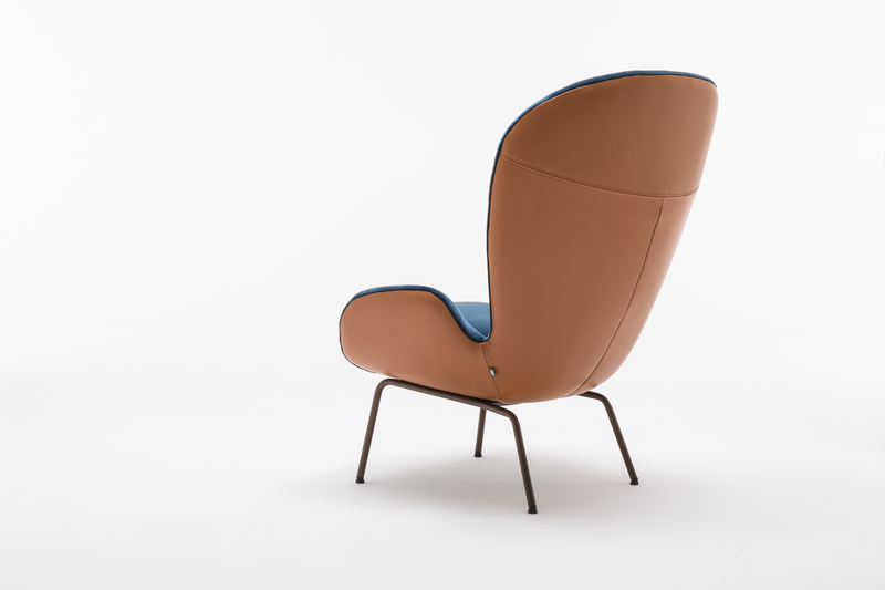 Rückansicht eines modernen Sessels mit braunem Lederbezug und blauer Polsterung auf Metallbeinen