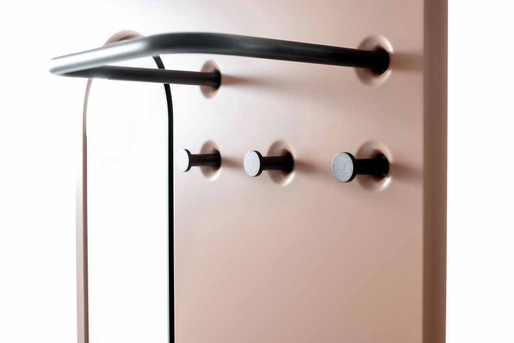 Nahaufnahme eines modernen Garderobenständers mit mehreren Haken und Ablage im minimalistischen Design