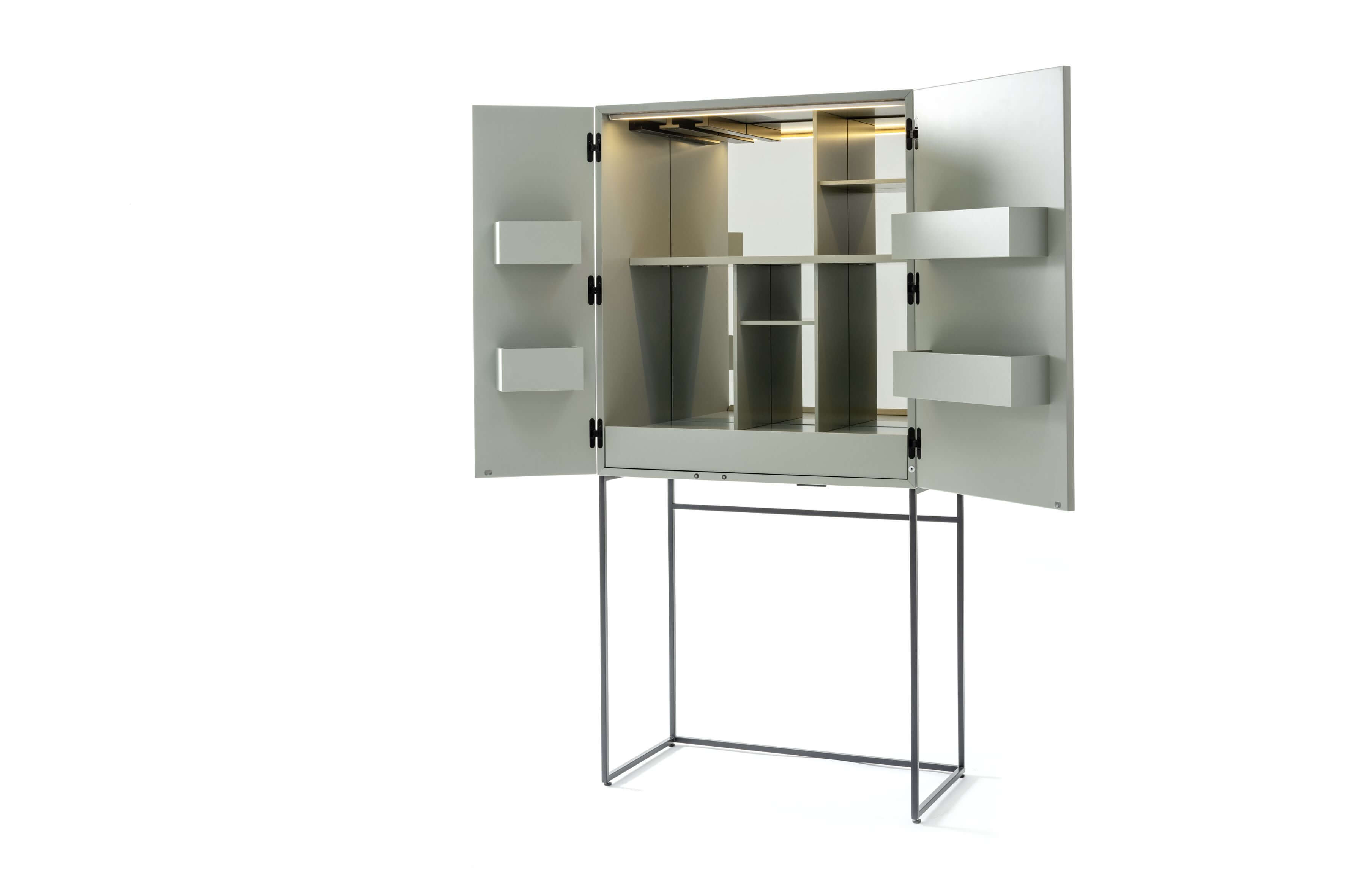 Sudbrock Cubo - Barschrank mit Spiegelrückwand | B: 80 cm | H: 165 cm | inkl. Beleuchtung | Lack salbei, pulverbeschichtet schwarz Weißer Schrank mit offenen Türen auf Metallgestell, moderne und minimalistische Linien