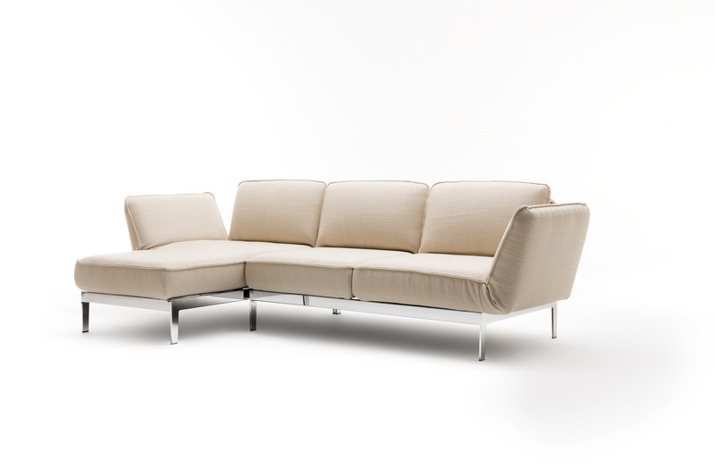 Rolf Benz 386 MERA - Polstergarnitur | B: 275 cm Ein elegantes, modernes cremefarbenes Ecksofa mit stabilen Metallbeinen auf weißem Hintergrund
