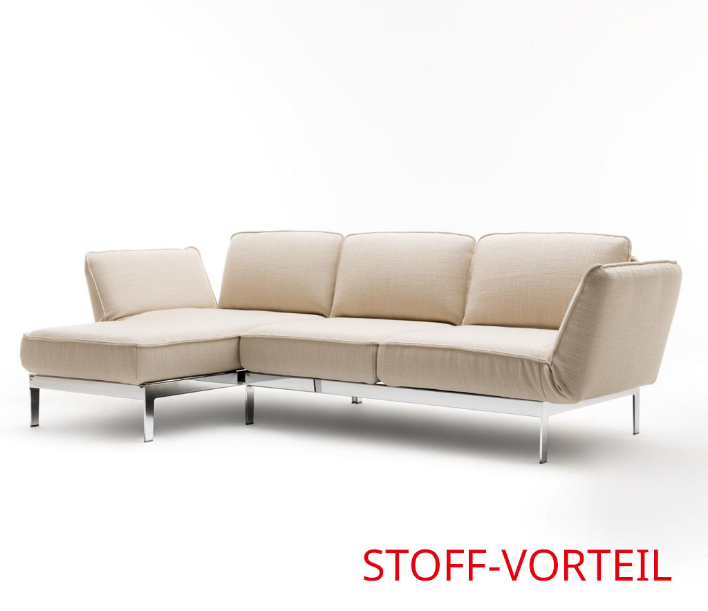 Ein elegantes, modernes cremefarbenes Ecksofa mit stabilen Metallbeinen auf weißem Hintergrund