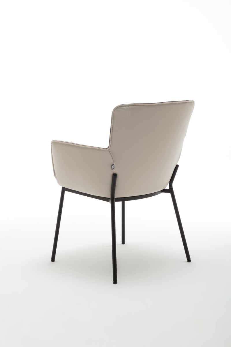 Rückansicht eines modernen Stuhls mit schwarzem Metallgestell und beigem Polstersitz, ideal für Esszimmer oder Büro