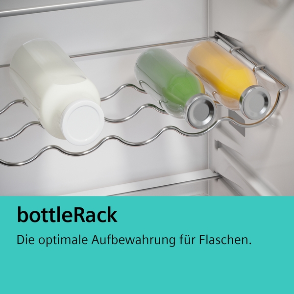 Metalldraht-Flaschenhalterung im Kühlschrank mit Milch- und Saftflaschen