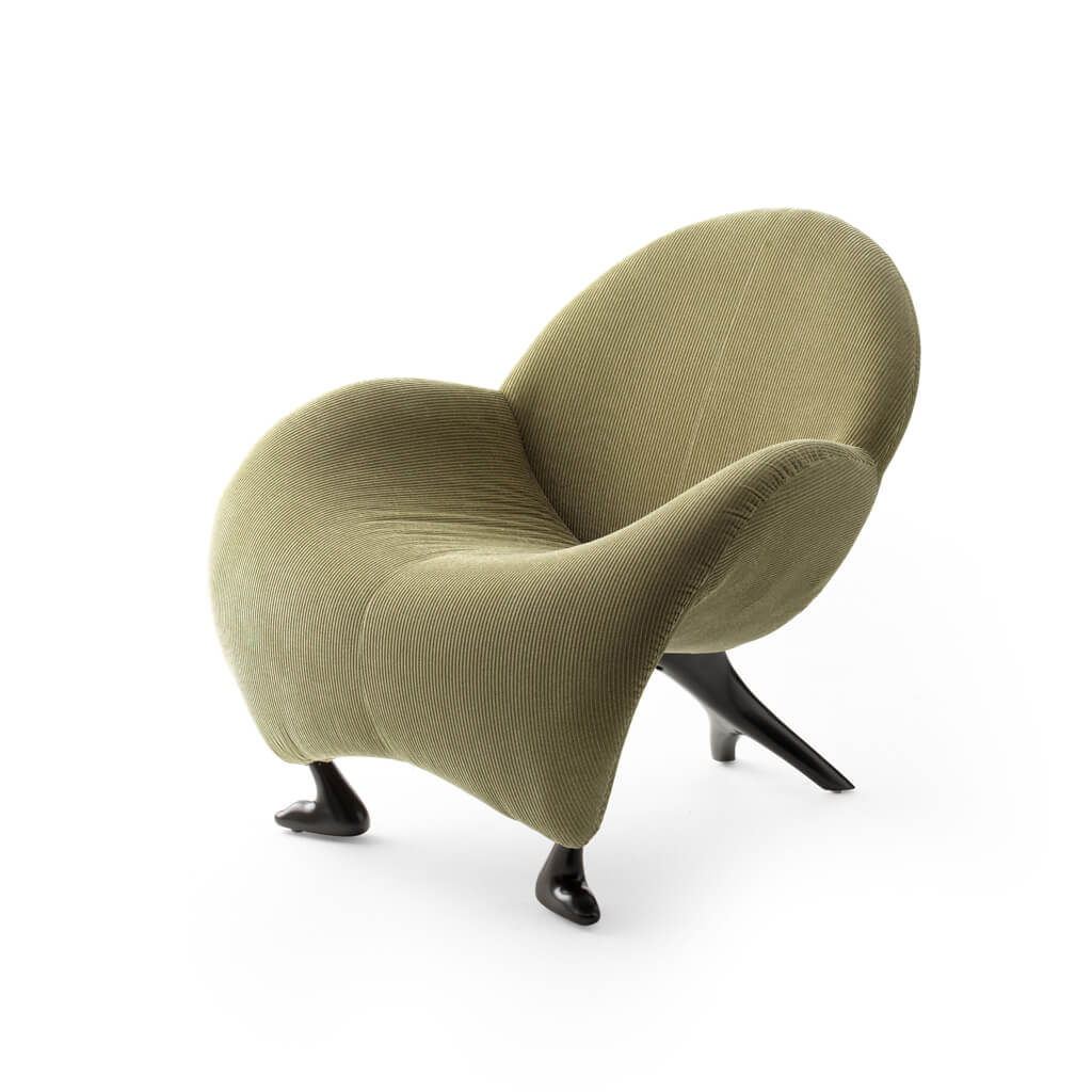 Stilvoller olivgrüner Designer-Sessel mit einzigartiger Form und schwarzen Beinen