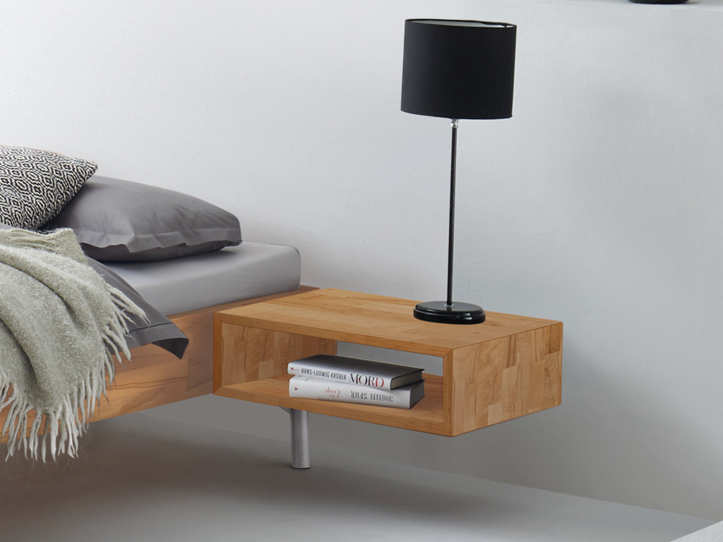 Detailaufnahme eines Hängenachtschranks aus hellbraunem Holz in Form eines offenen Fachs mit einer schwarzen Stehlampe 