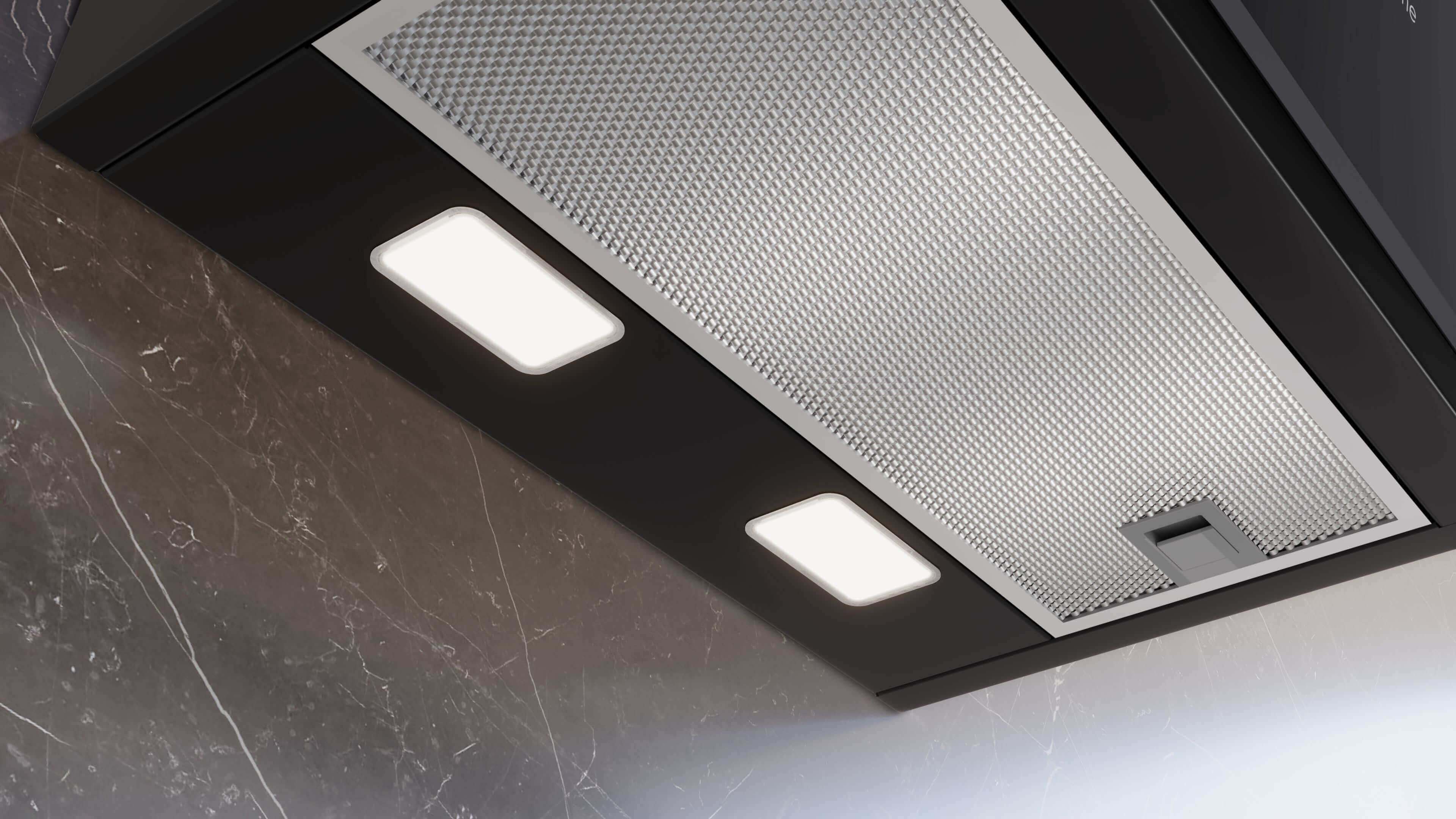 Nahaufnahme der Unterseite der Dunstabzugshaube mit zwei eingeschalteten LED-Leuchten und Metallfettfilter.