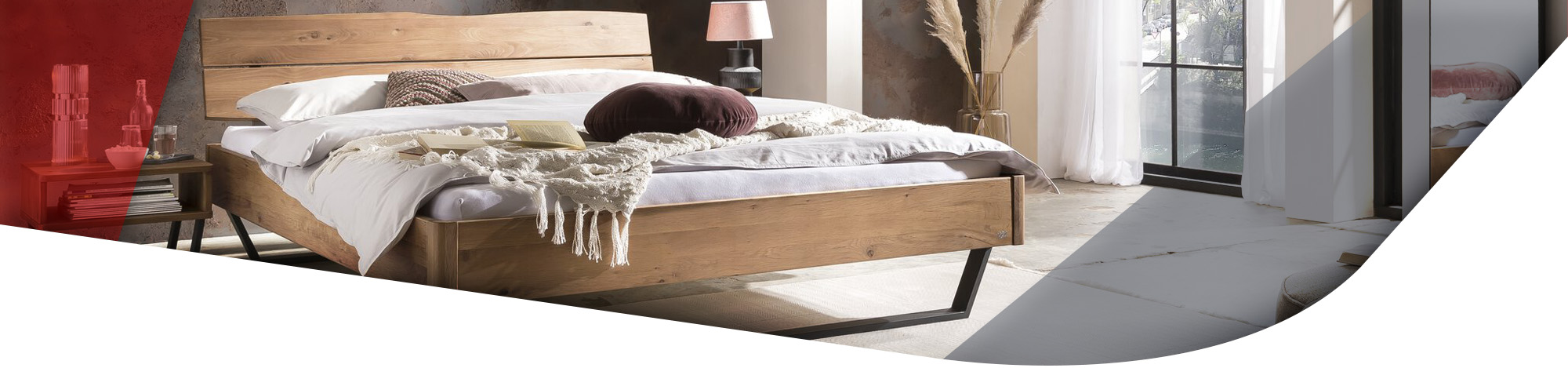 Niedriges Holzbett mit Metallgestell in schwarz und Kopfteil aus Holz