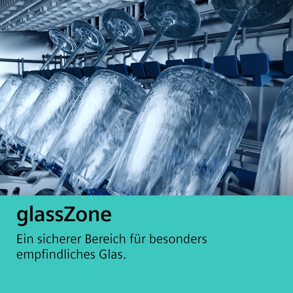 Nahaufnahme eines Geschirrspülers mit mehreren umgedrehten Gläsern im glassZone-Bereich, der speziell für empfindliches Glas entwickelt wurde.