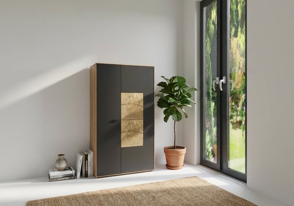 modernes braun graues Highboards stilvoll dekoriert in einem modernen Zimmer