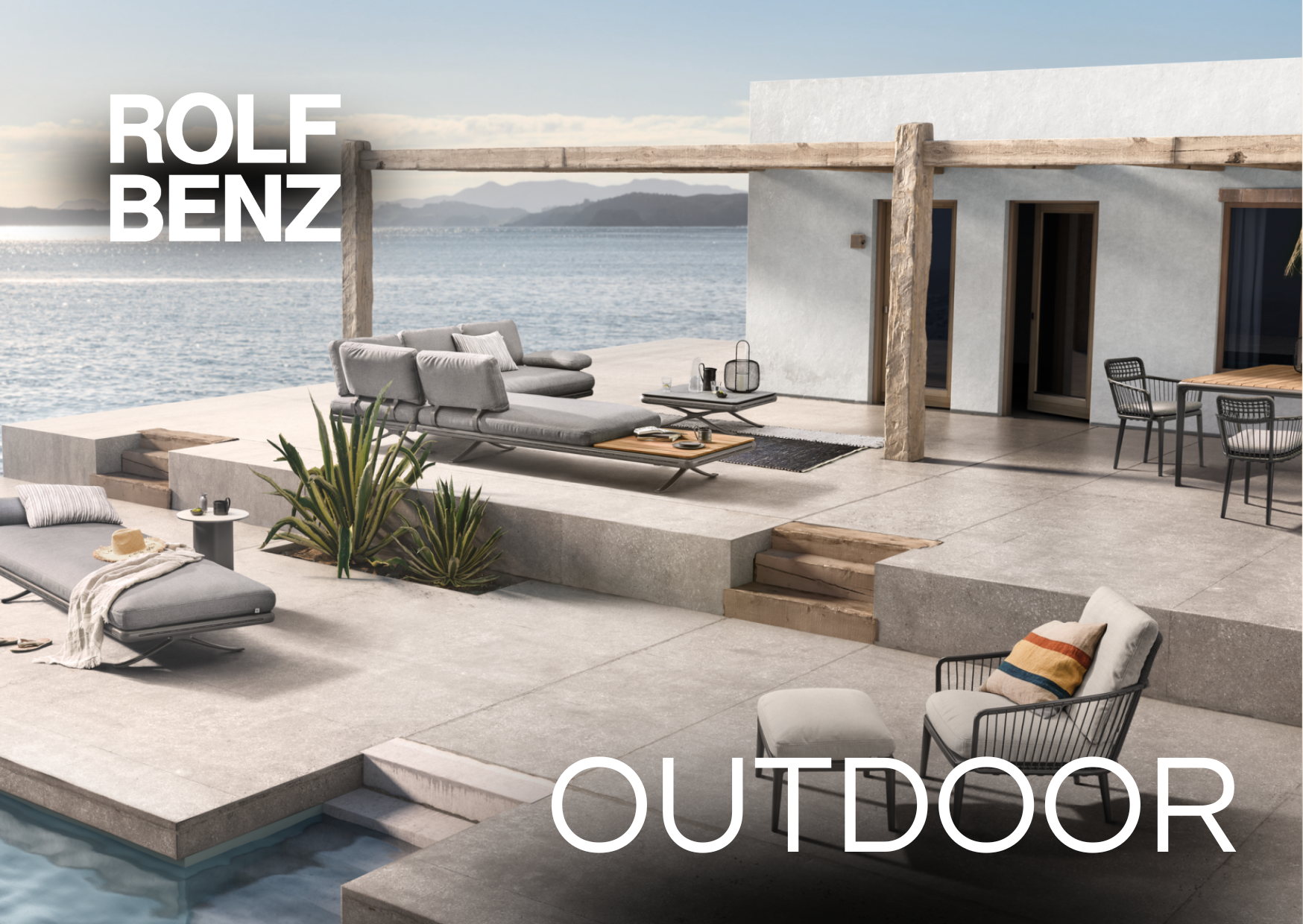 Loungemöbel, Stühle und Co auf einer Terasse. Aufschrift: Rolf Benz Outdoor