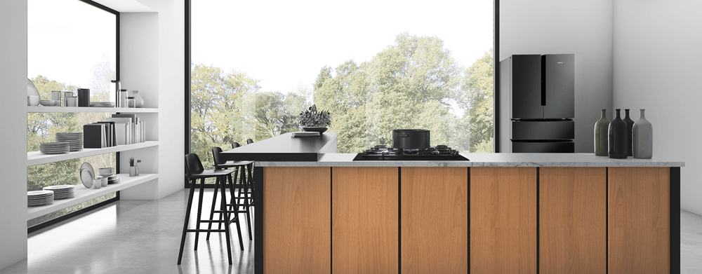 Innenansicht einer modernen Küche mit Holzkochinsel, schwarzem Kühlschrank, großen Fenstern und stilvollen Dekorationen