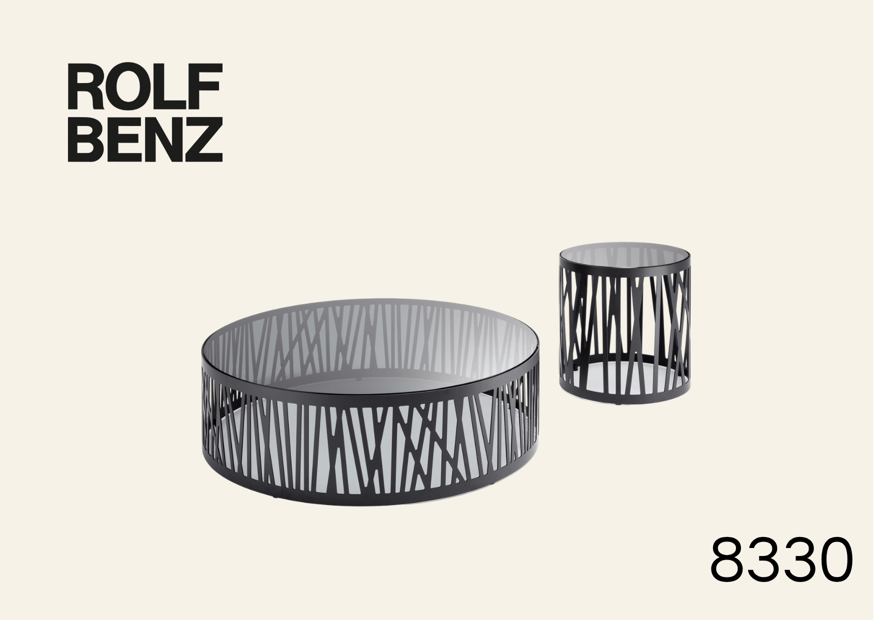 zwei runde Beistelltische in groß und klein. Tischplatte aus Glas. Gestell verziert in schwarz Metall.