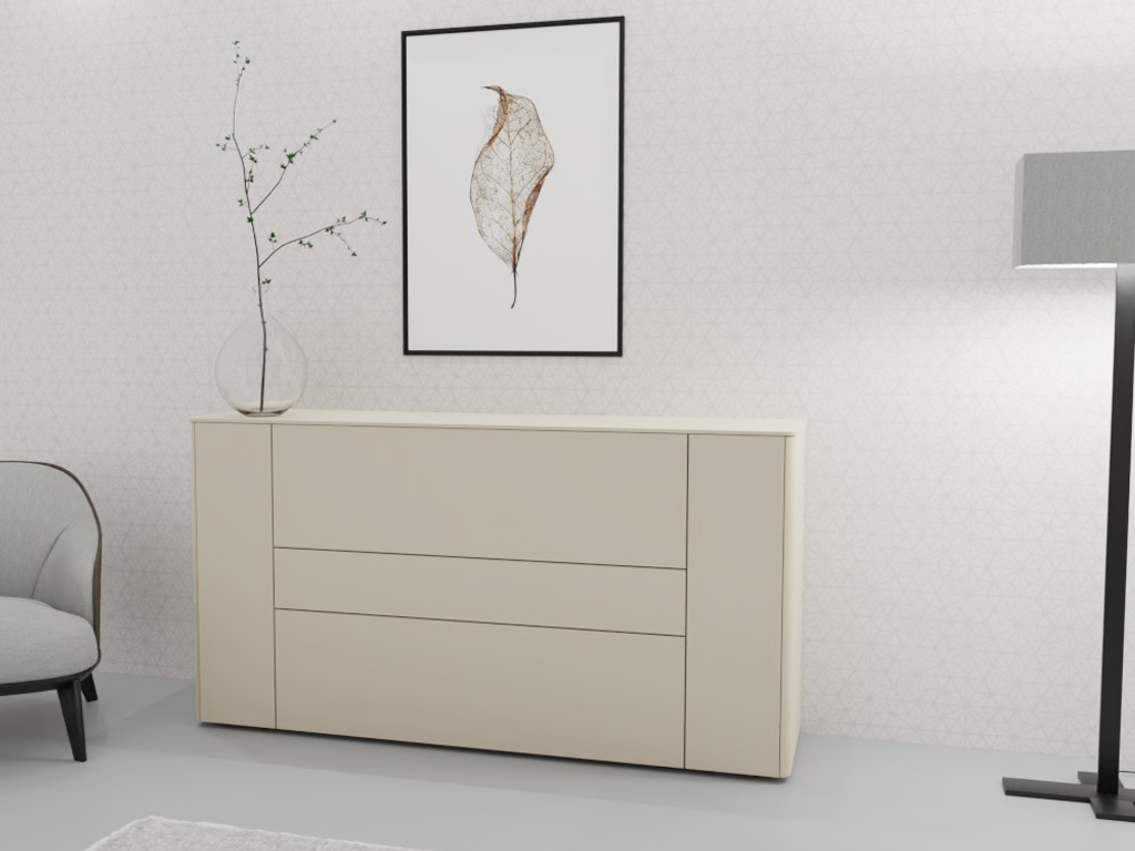 Sudbrock Goya - Sideboard | 2 Türen, 2 Schubladen, 1 Klappe | B: 175,2 cm | Lack kaschmir Ein modern eingerichtetes Wohnzimmer mit hellem Sideboard, dekoriert mit einer Vase und einem Kunstbild an der Wand.