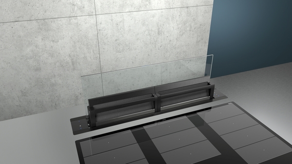 Elegante Küchenzeile mit eingebautem Induktionskochfeld und Glasabzug in modernem Design