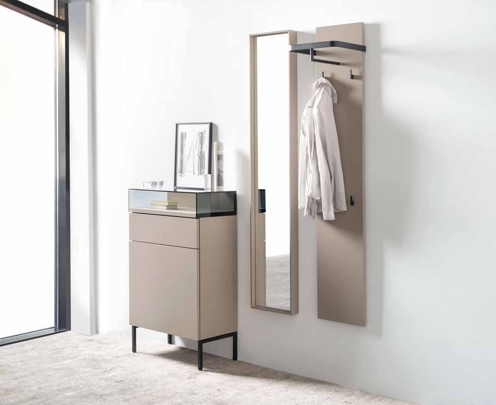 Sudbrock Kaya -  Garderobe mit Glasaufsatz | 3-teilig | Lack terra, Eiche anthrazit, Parsolglas grau Heller Flur mit modernem Schrank, Garderobe und Spiegel. Ein weißes Hemd hängt an der Garderobe neben einem dekorativen Bild auf dem Schrank.