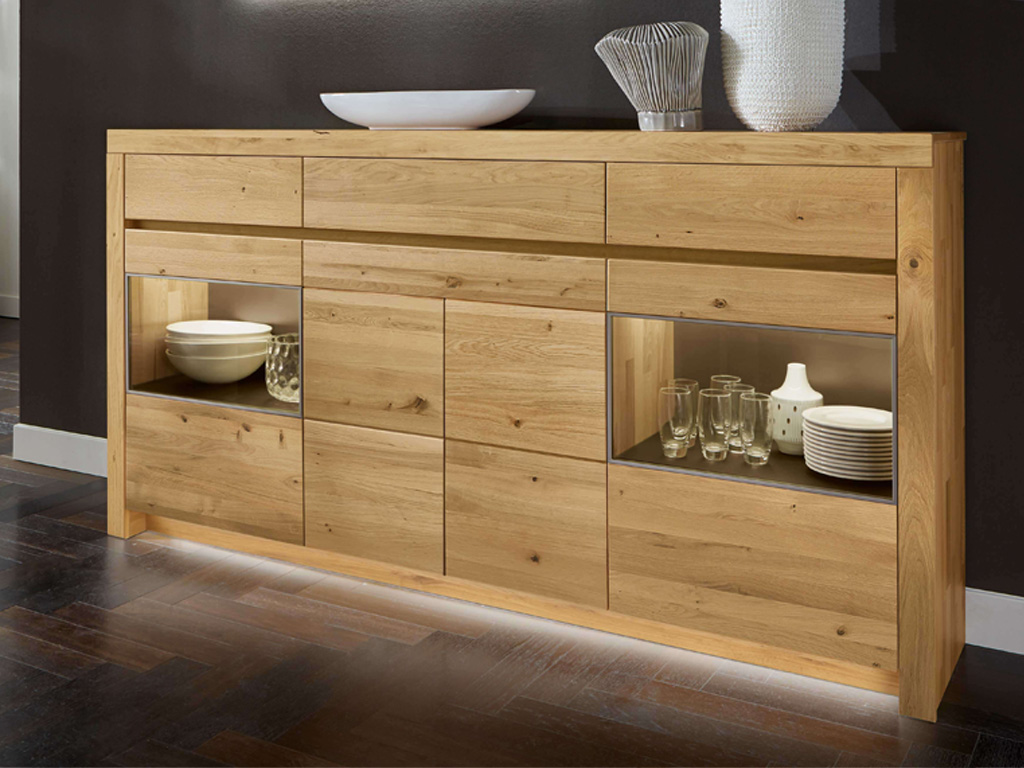 Wöstmann Soleo 3000 - Highboard | Type 3140 | B: 211,2 cm | konfigurierbar Holzsideboard mit Glaseinsätzen, dekoriert mit Schalen und Vasen, in einem Wohnzimmer