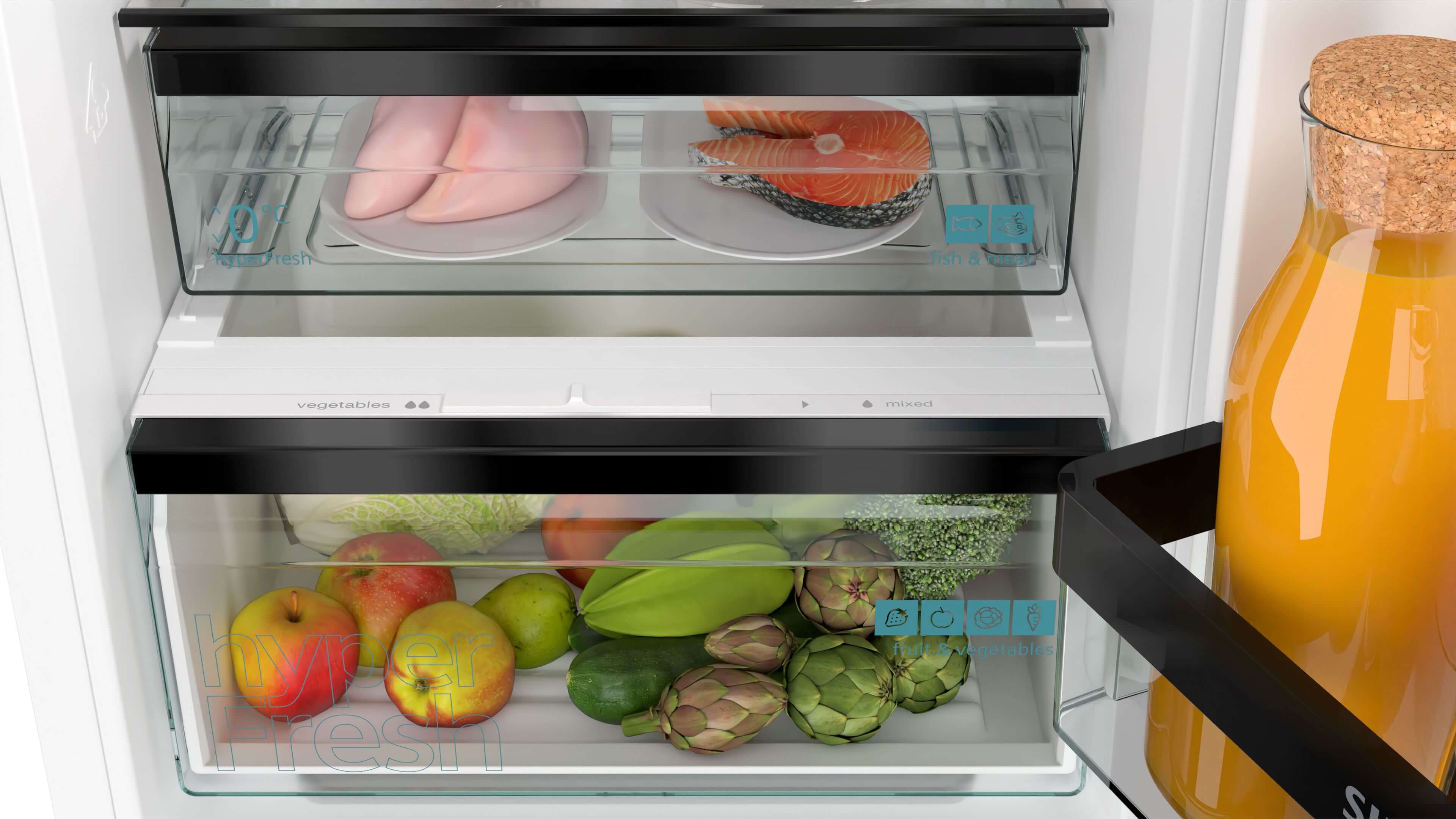 Offene "0°C freshFresh"-Schublade mit Fleisch und Fisch und "hyperFresh"-Schublade mit Obst und Gemüse.