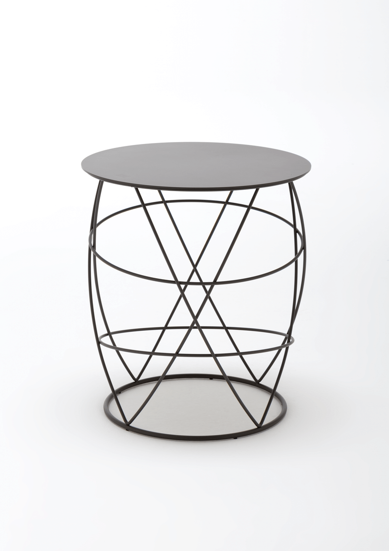 Rolf Benz 942 - Beistelltisch Runder Beistelltisch aus schwarzem Metall mit einem filigranen, geometrischen Gittermuster. Ideal für modernes Wohndesign.