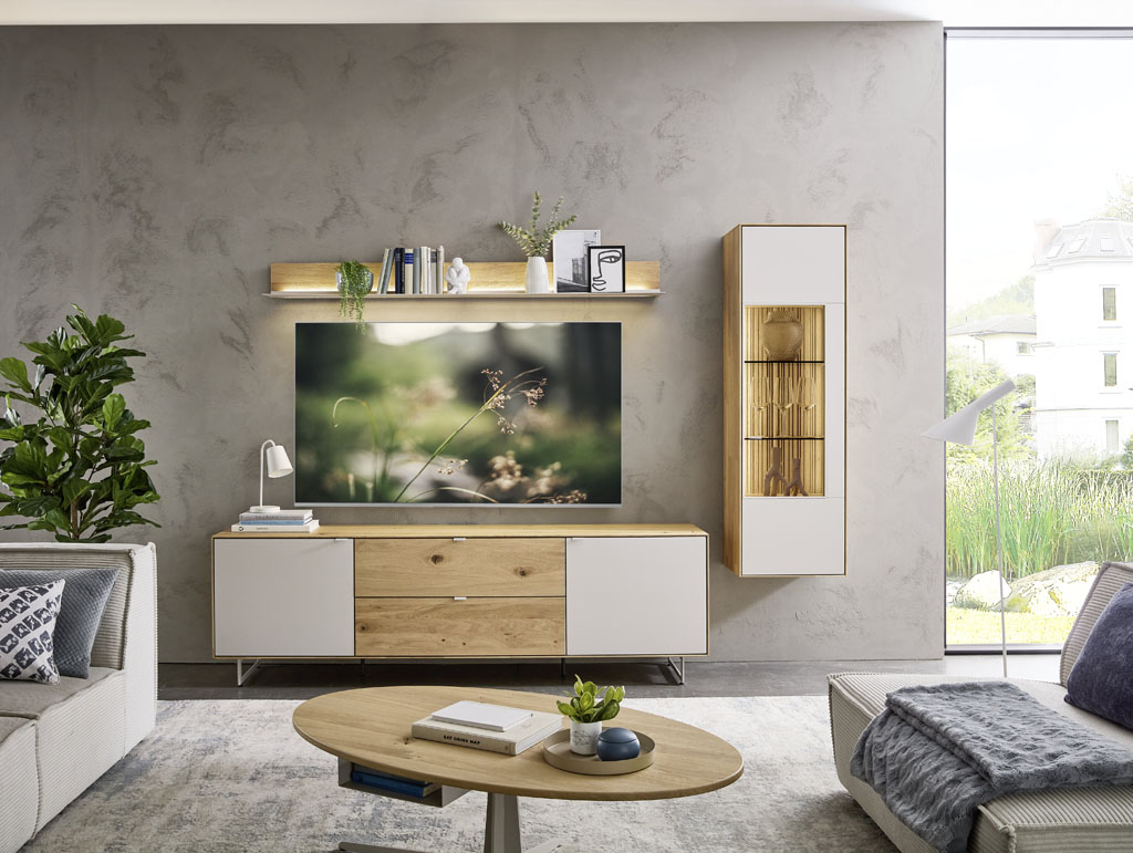 moderne braun-weiße Wohnwand mit Hängevitrine, Lowboard und Hängepaneel utilvoll dekoriert mit Beleuchtung in einem modernen Wohnzimmer