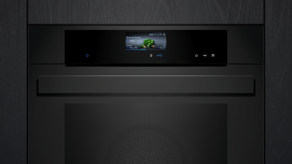 Fokus auf das digitale Bedienfeld und den ergonomischen Edelstahlgriff mit Siemens-Logo-Gravur.