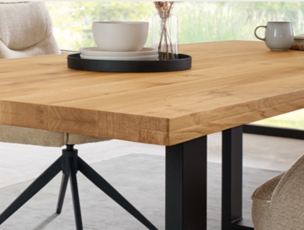 Nahaufnahme einer Holzesstischplatte