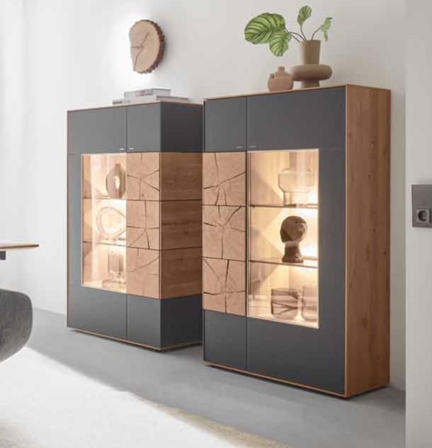 hartmann Caya - Highboard (Vitrine) | B: 88 cm | konfigurierbar zwei Massivholz Highboards mit Vitrinenfächern und Beleuchtung. Front in grau und Hirnholz Akzent.