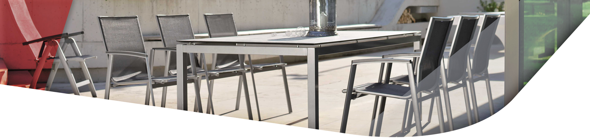 grauer Gartentisch mit 6 grauen Gartenstühlen darum