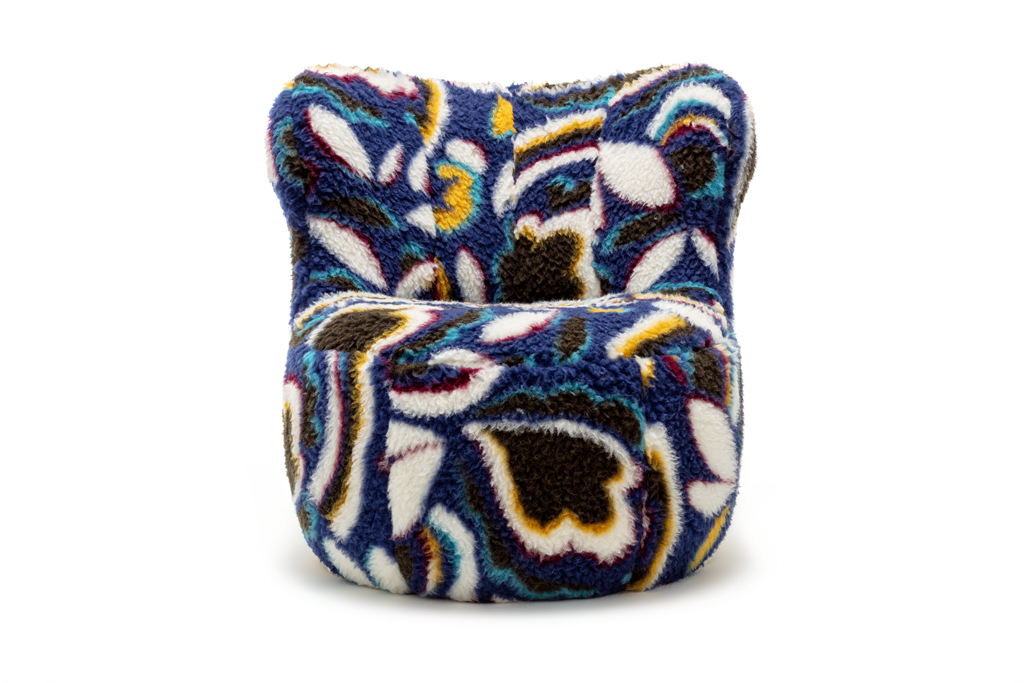 Stilvoller, ergonomischer Sessel gemustert blau, ideal für modernes Wohndesign