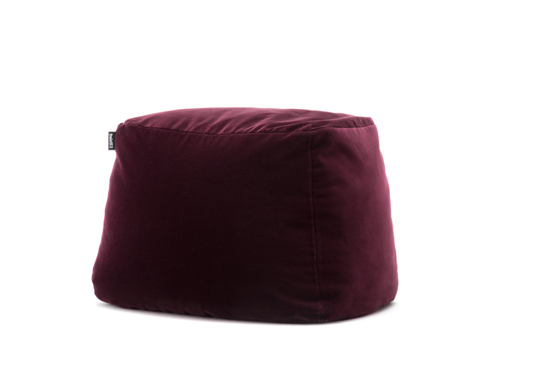 freistil Rolf Benz 173 - Pouf rechteckig | 60 x 46 cm | leger gepolstert | alle Ausführungen konfigurierbar Ein weinroter Samt-Pouf in rechteckiger Form, ideal für modernes Interieur.