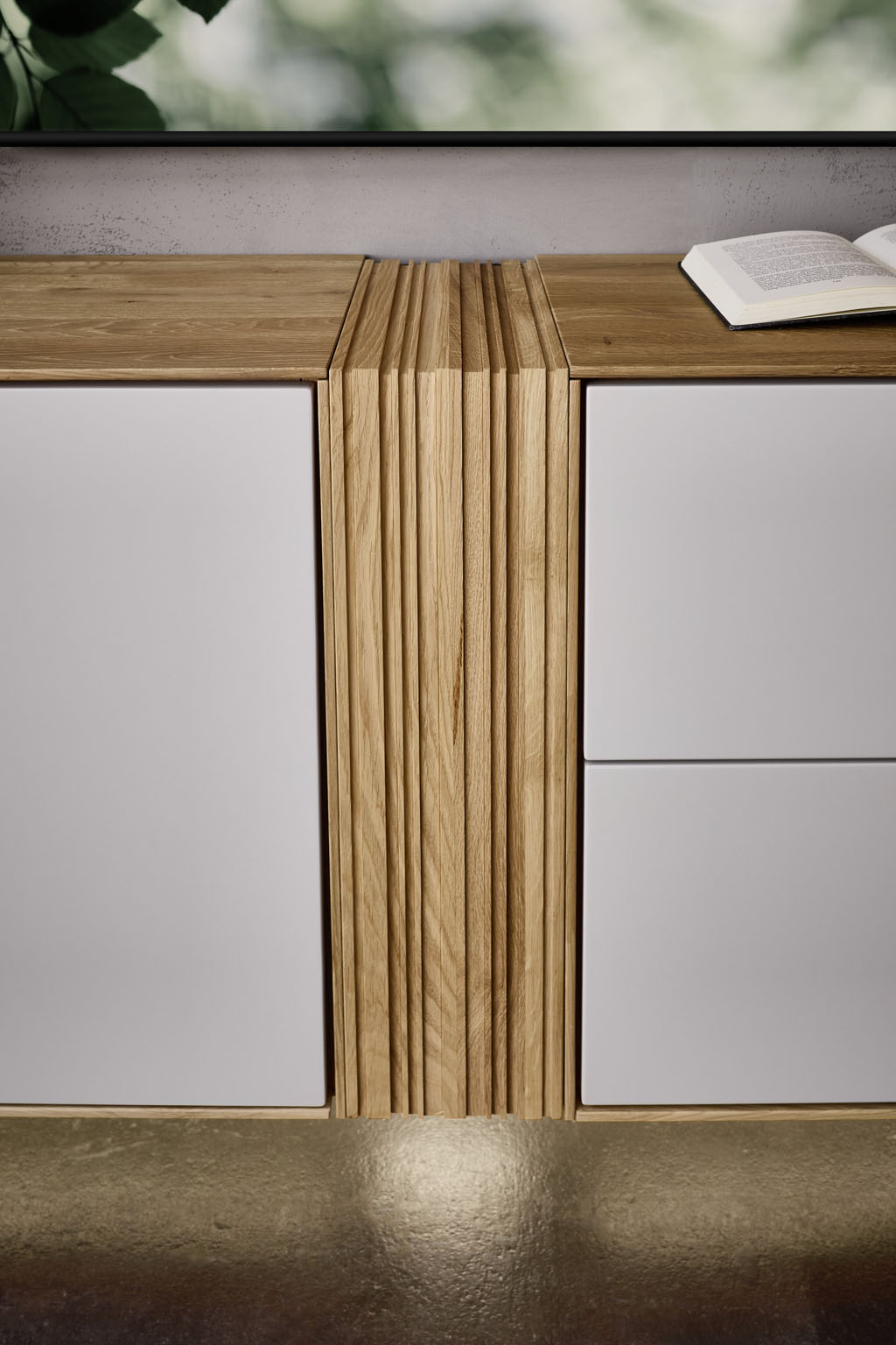 Detailaufnahme eines braun-weißen Lowboards mit markanter Holzakzentverbindung in der Mitte