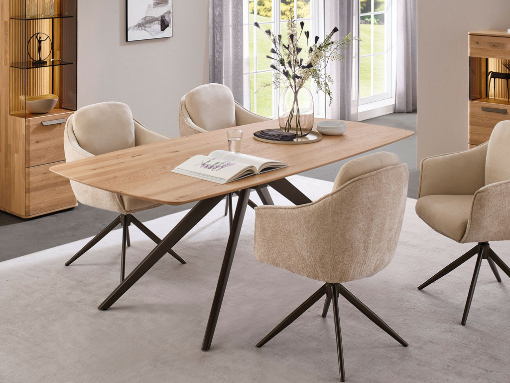 modernes Esszimmer in hellen Farben Holztisch mit Metallgestell und vier hellen Polsterstühlen stilvoll dekoriert