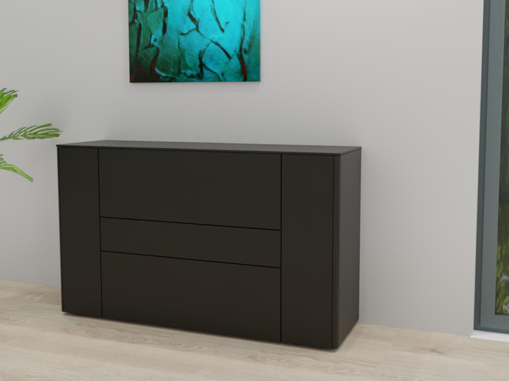 Sudbrock Goya - Sideboard | 3 Schubladen, 2 Türen | B: 155,2 cm | Lack cosmos-schwarz Schwarze Kommode mit zwei Schubladen und seitlichen Türen, dekoriert mit Pflanzen und einem abstrakten Gemälde.
