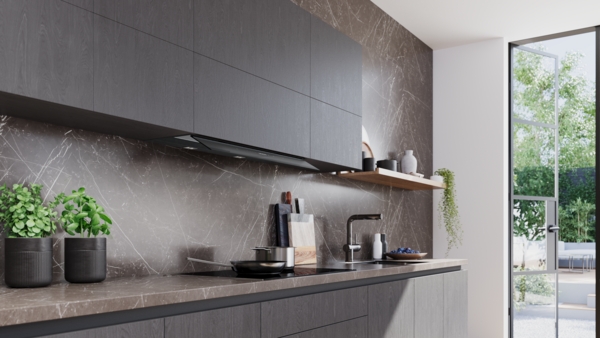 Moderne Küche mit dunkler Marmorwand und -arbeitsplatte. Über dem Induktionskochfeld ist die unauffällige, integrierte Siemens studioLine Design-Dunstabzugshaube LJ99BET65 in einem Oberschrank verbaut.